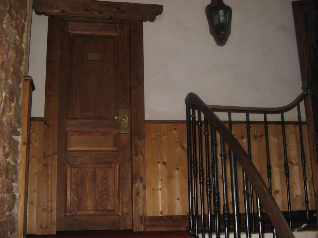 ホテル Le Relais De L'Abbaye トゥールニュ エクステリア 写真